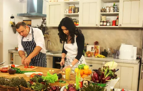 VJ Mihaela a gătit un burrito vegetal în bucătăria lui Marius Tudosiei