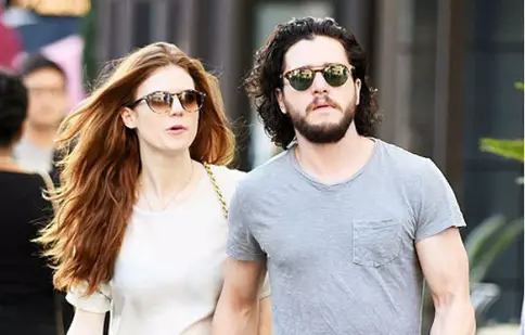 Kit Harington și Rose Leslie, plimbându-se de mână prin L.A.