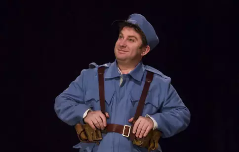 Pavel Bartoș este soldatul Svejk, în noul spectacol de la Teatrul Odeon