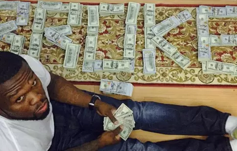 50 Cent se laudă cu bani falşi pe internet