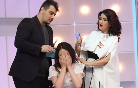 Rona Hartner își “schimbă” profesia de artist în cea de hairstylist