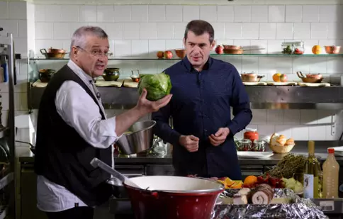 Pătraru, „îmblânzit” cu „varză îndopată”, la „Politică şi delicateţuri”