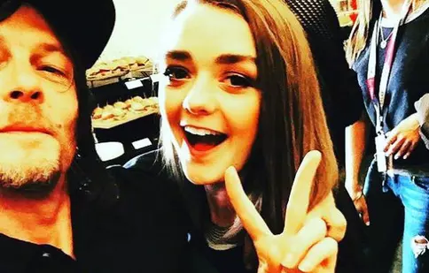 Norman Reedus și-a făcut un selfie cu Maisie Williams