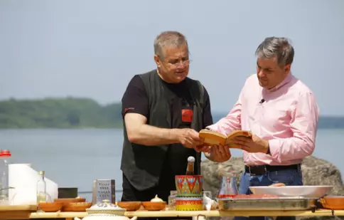 Mezeluri ca la carte pentru Mircea Radu, la „Politică şi delicateţuri”