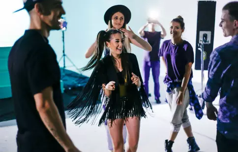 Nicole Cherry şi Connect-R au lansat piesa „Se poartă vara”