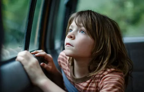 „Pete şi dragonul”, o poveste fantastică despre o prietenie simplă