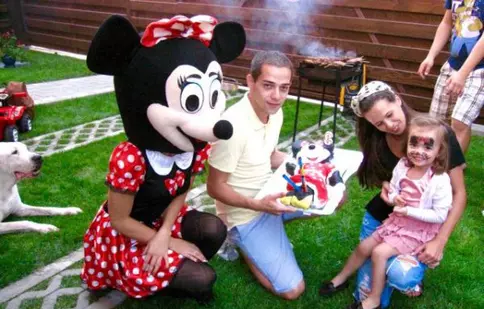 Livia Graur (Prima) a organizat trei petreceri pentru fetița ei