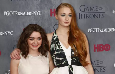 FOTO: Maisie Williams și Sophie Turner („Urzeala tronurilor”) și-au făcut tatuaje