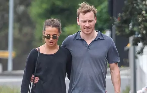 Michael Fassbender și Alicia Vikander se iubesc doar de ochii lumii