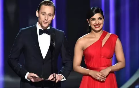 La Emmy, Tom Hiddleston a flirtat cu succes cu Priyanka Chopra