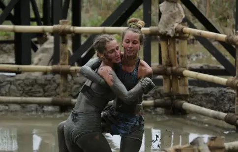 Foto. Concurenții de la „Supraviețuitorul” (ProTV) au parte de lupte în noroi