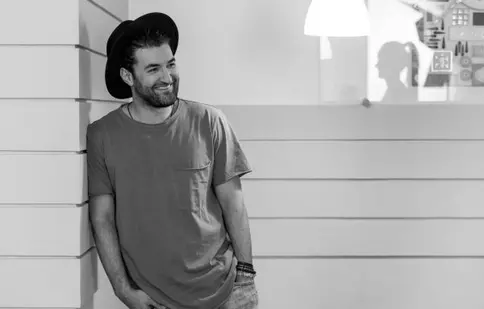 VIDEO. Smiley a lansat videoclipul piesei „Îndrăgostit (deși n-am vrut)”