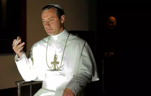 Serialul „Tânărul papă”, cu Jude Law în rol principal, din această seară la HBO