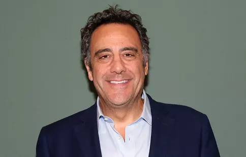 FOTO. Brad Garrett („Dragul de Raymond”) s-a logodit cu o tinerică
