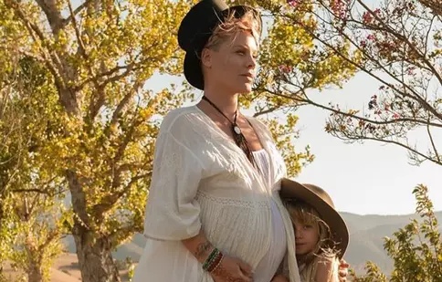 FOTO. Pink aşteaptă al doilea ei copil, cu soţul Carey Hart