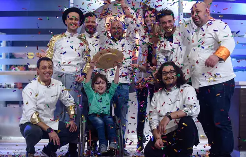 FOTO. Vedetele au gătit la „Chefi la cuţite” pentru a ajuta un băieţel