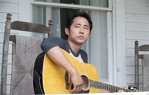 FOTO. Steven Yeun („The Walking Dead”) s-a însurat, alături de colegi