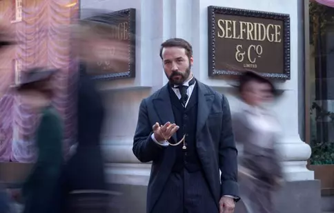 Sunteți fanii serialelor de epocă? O să vă placă și „Mr. Selfridge”