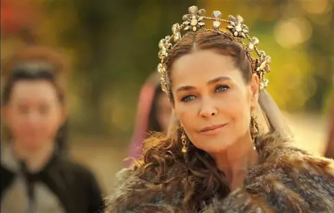FOTO. Cine e Hülya Avşar, sultana-mamă Safiye din serialul “Kösem”, de la Kanal D