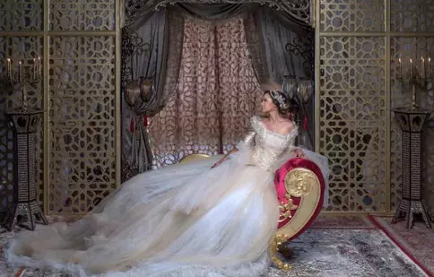 Kilometri de material textil și sute de accesorii au fost folosite pentru „Kosem”