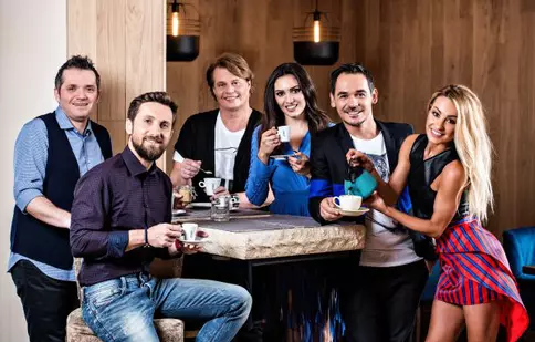 FOTO. La mulţi ani, „’Neatza...”! Răzvan, Dani, Flavia și echipa, pe coperțile TVmania și TV Satelit
