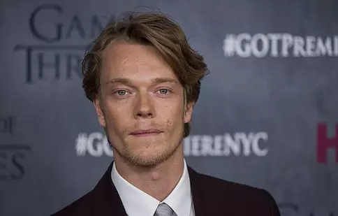 Alfie Allen, actorul din „Urzeala tronurilor”, a făcut un documentar despre fotbal, pentru History
