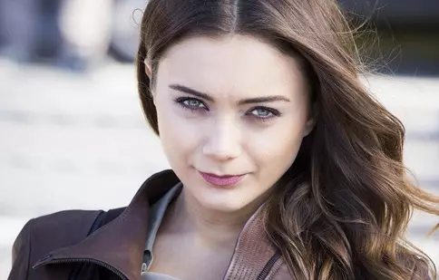 Damla Sönmez („O poveste de iubire”) joacă într-un serial turcesc nou