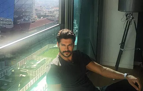 Aviz amatoarelor! Burak Özçivit (Bali din „Suleyman Magnificul”) se întoarce la TV