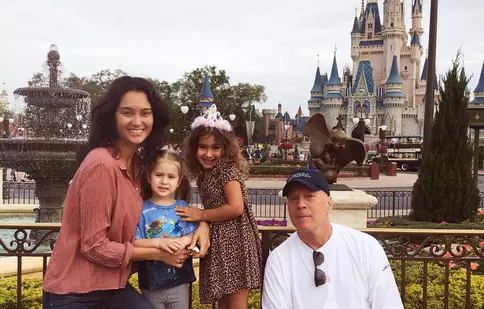 Bruce Willis s-a relaxat la Disney, cu fiicele și soția
