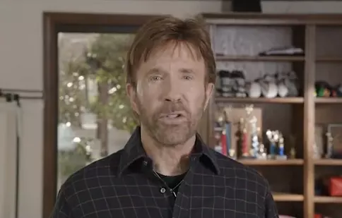 La mulţi ani, Chuck Norris! Cum a început isteria bancurilor cu starul din „Walker, poliţist texan”