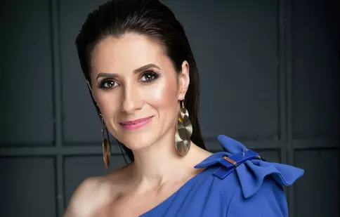 În această seară, Iuliana Tudor este amfitrionul evenimentului artistic Sibiu Summit Celebration