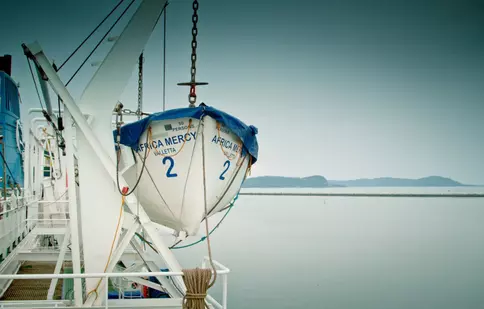 De astăzi, Nat Geo People difuzează un nou serial documentar: „Spitalul plutitor”