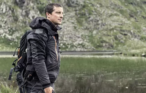 Începe un nou sezon „Vedete în sălbăticie cu Bear Grylls” (Discovery). Courteney Cox, printre invitați