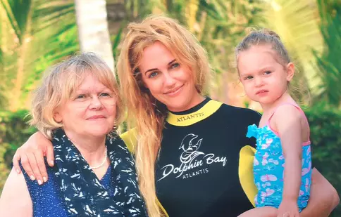 Meryem Uzerli şi-a dus familia în Abu Dhabi