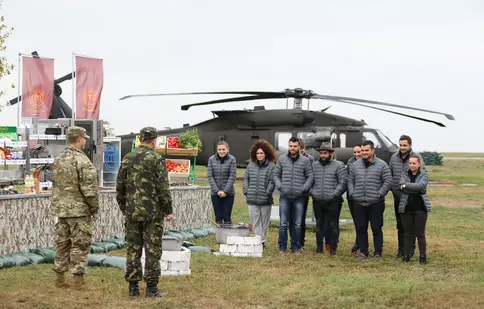 Cei 10 concurenți „MasterChef” gătesc azi pentru militarii de la baza militară din Kogălniceanu