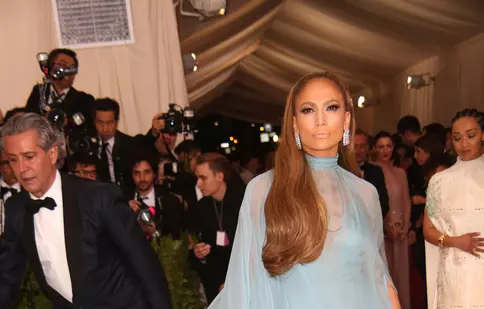 E! difuzează, joi seară, emisiunea „Fashion Police: The 2017 Met Gala”