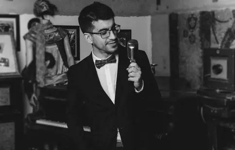 Băiatul lui Florin Călinescu, Petru, cântă în premieră pe scena „Românii au talent”