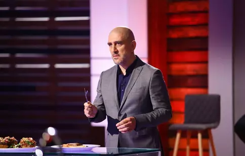 Răzvan Exarhu s-a apucat de scris. Juratul de la „MasterChef” își lansează mâine prima sa carte, „Fericirea e un ac de siguranță”