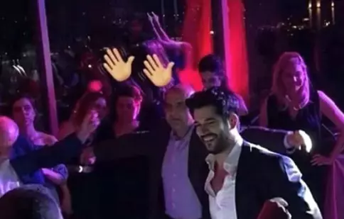 FOTO. Burak Özçivit („Dragoste infinită”, Kanal D), electrizant în „noaptea henna” de dinainte de nuntă