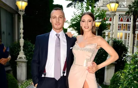 Actriţa Serenay Sarıkaya („Yaman”), sexy şi îndrăgostită la nunta lui Burak Özçivit