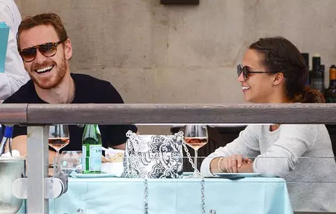 FOTO. Alicia Vikander şi Michael Fassbender, romantici în Ibiza