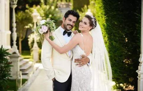 FOTO. Burak Özçivit şi Fahriye Evcen au plecat în luna de miere. Unde se relaxează actorul din „Dragoste infinită”