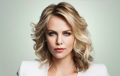 Charlize Theron și-ar putea relua rolul Furiosa din „Mad Max: Drumul furiei”