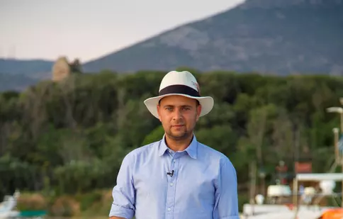 Cosmin Seleși are noi obiceiuri culinare de când filmează în Grecia, pentru noul show al Antenei 1, „Aventură cu 4 stele”