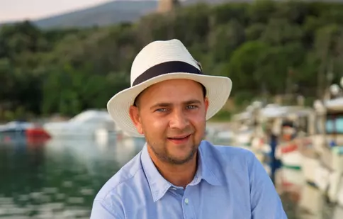 Cosmin Seleși filmează de trei săptămâni, în Grecia, pentru „Aventură cu 4 stele”: „Nu am avut timp să fac nici măcar o baie în mare”
