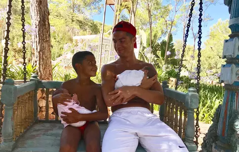 Cristiano Ronaldo petrece prima vacanță alături de gemeni