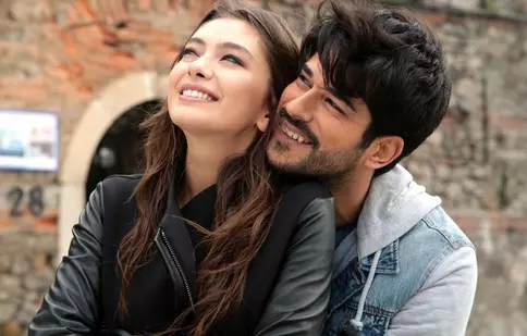 Nu ratați! Diseară se termină serialul „Dragoste infinită” (Kanal D), cu Neslihan Atagül şi Burak Özçivit