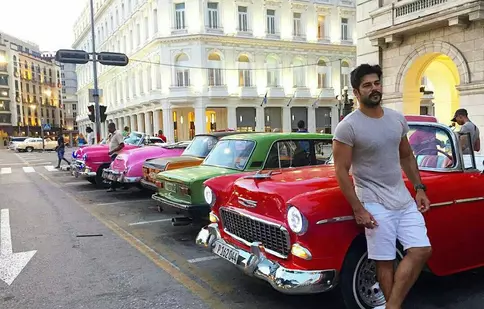 FOTO. Burak Özçivit este iar în vacanţă cu soţia lui