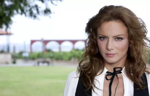 FOTO. Silvia Navarro şi-a schimbat look-ul pentru noua telenovelă
