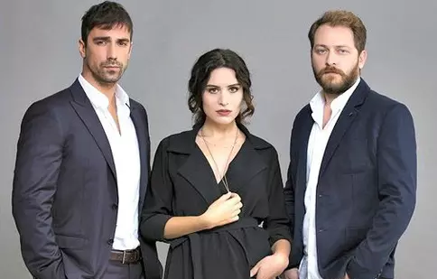 De luni, 9 octombrie, Pro 2 difuzează serialul turcesc „Vieţi la răscruce”